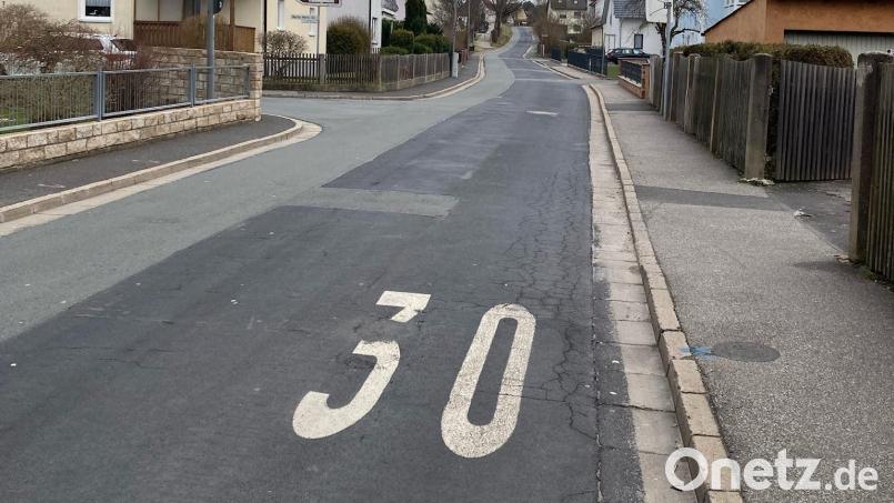 Die Messung ergibt: Nicht einmal zehn Prozent der registrierten 3900 Verkehrsteilnehmer halten in der Dr.-Gräßmann-Straße in Vilseck die vorgeschriebene Geschwindigkeit mit 30 Stundenkilometern ein. Der Stadtrat will hier einschreiten. Bild: e