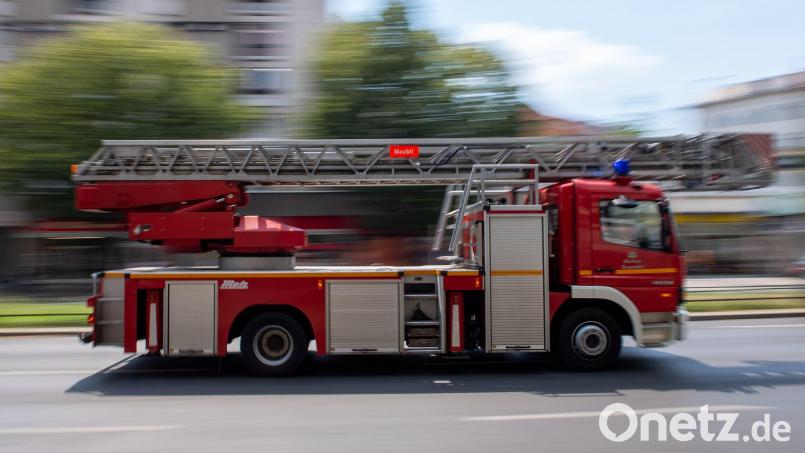 Ein Feuerwehrauto fährt mit Blaulicht zu einem Einsatz. Für Feuerwehrleute gibt es künftig eine besondere Art der Wertschätzung. Symbolbild: Monika Skolimowska/dpa