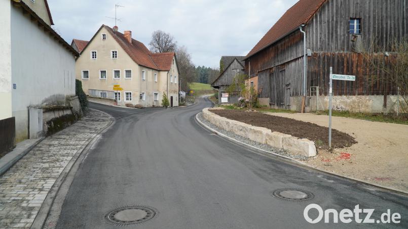 Im Zuge der Umgestaltung der Ortseinfahrt Achtel Nord soll diese auch künftig weiterhin für landwirtschaftliche Fahrzeuge und Lastwagen problemlos passierbar sein. Bild: lei