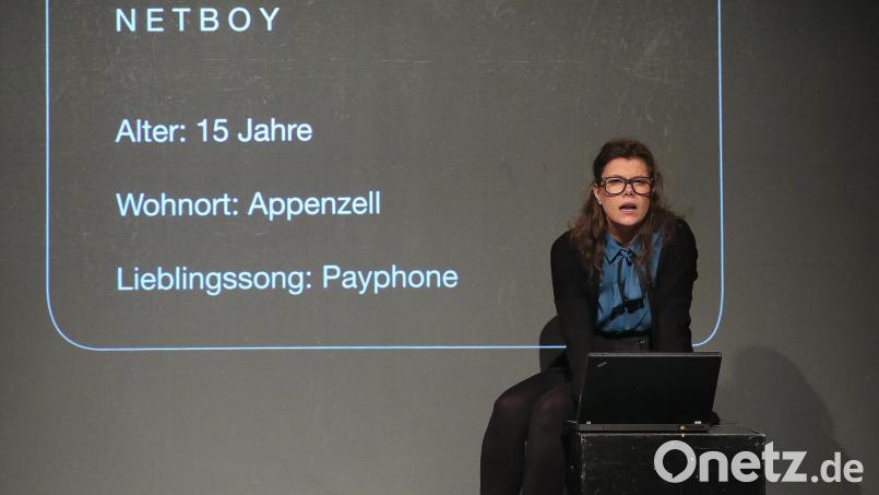 Als &quot;Netboy&quot; gibt sich jemand aus, der Marie (Julia Borgmeier) übel mitspielen wird: Im gleichnamigen Stück, das das Theater Poetenpack Potsdam im Stadttheater aufführte, ging es um Cybermobbing. Bild: Wolfgang Steinbacher