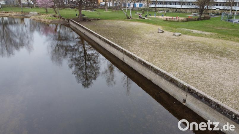 Die Stadt will das Wasser im Stadtbad weiter anstauen. Das hat weitreichende rechtliche und finanzielle Folgen. Bild: Gustl Beer