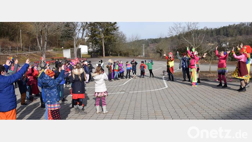 Fasching in Corona-Zeiten: Am Unsinnigen Donnerstag kommt auf dem Pausenhof der Erasmus-Grasser-Grundschule in Schmidmühlen die Distanzschere zum Krawattenstutzen zum Einsatz. Daran haben nicht nur die Kinder ihre Freude. Bild: bö
