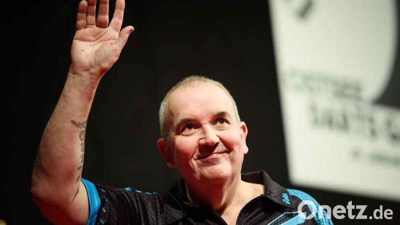 Rekord-Weltmeister und Altstar Phil Taylor zeigt vom 25. bis zum 27. Februar im Evangelischen Vereinshaus, was er an der Darts-Scheibe noch so drauf hat. Archivbild: Gregor Fischer/dpa
