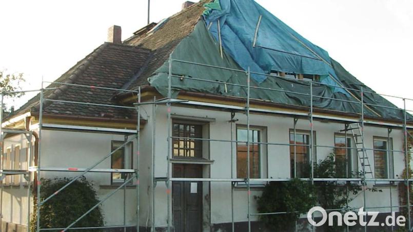 Die Sirenen auf den Dächern, wie hier auf dem ehemaligen Schulhaus in Hagendorf, bleiben zwar erhalten. Eine Alarmierung der Feuerwehrleute erfolgt aber bald noch häufiger auf direktem Weg. Bild: fjo
