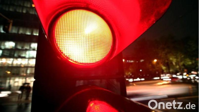 Ein amtsbekannter Mann auf dem Rad ist in Amberg bei Rot über eine Ampel gefahren. Nachdem ihn ein Passant auf das Fehlverhalten hinwies, beleidigte und bedrohte ihn der Radfahrer. Symbolbild: Martin Gerten/dpa