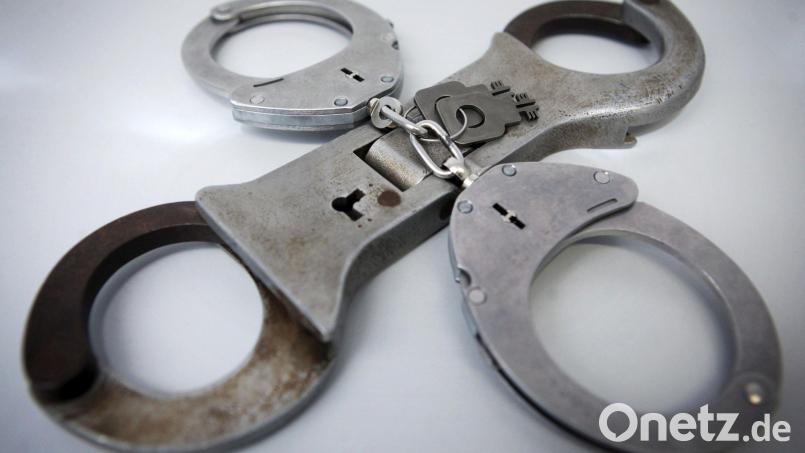 Handschellen warten auf den Täter des Überfalls auf einen Schuhladen in Maxhütte-Haidhof. Der Mann ist noch flüchtig. Bild: Fredrik Von Erichsen/dpa