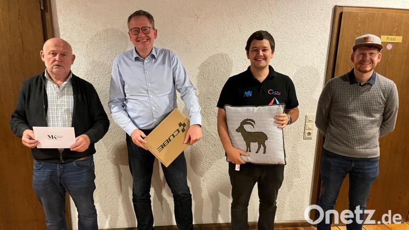 Siegerehrung nach dem Preisschafkopf: Im Bild von links Zweitplatzierter Josef Burger, Sieger und Kolping-Vorsitzender Christian Kastner, Drittplatzierter Jonas Härtl, Organisator Maximilian Kastner. Bild: Kolpingsfamilie Waldershof/exb