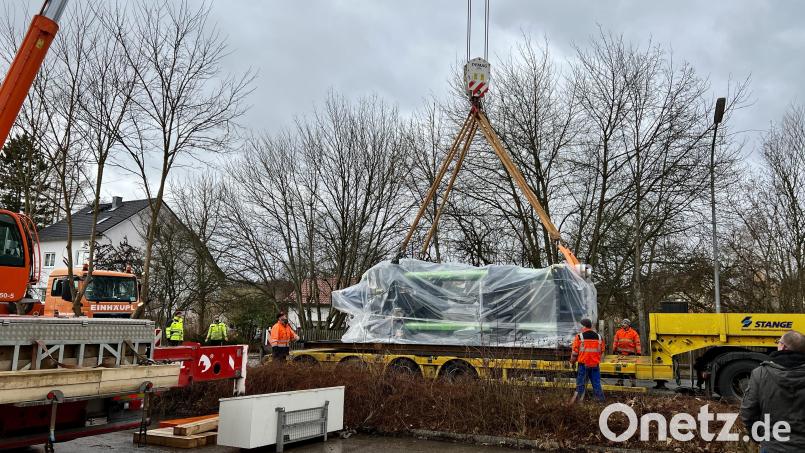 Das dritte und letzte Bauteil, wieder tonnenschwer, wird vom Lkw geladen; das Verfrachten in die Werkshalle dauert Stunden. Bild: Eichl