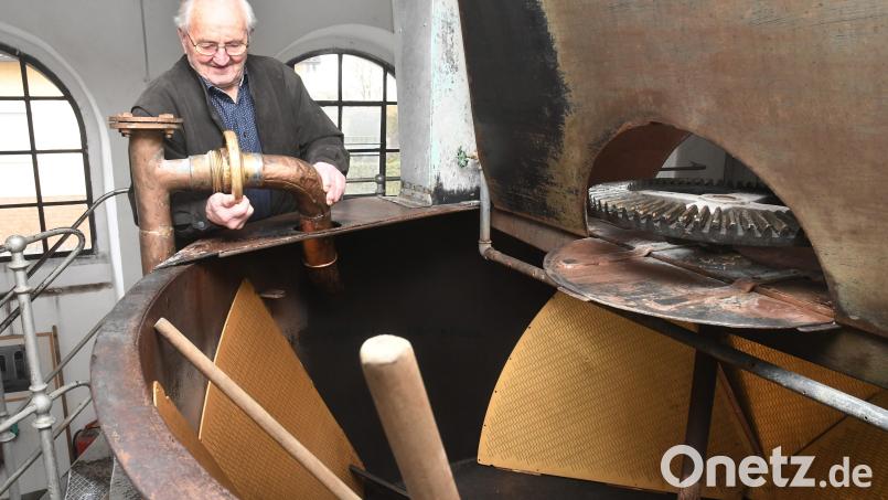Auch mit 94 Jahren hat Georg Zierer im Eslarner Kommunbrauhaus noch alles im Griff. Bild: Gabi Schönberger