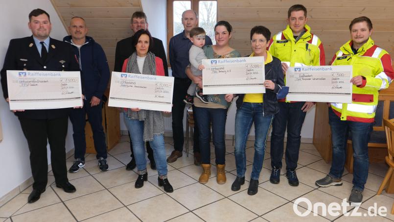 Erstmals vergab die Ludwig-Donhauser-Stiftung Spenden an (links von vorne) Daniel Schildbach von der Feuerwehr Gailoh, Rea Wiesner vom Kindergarten Gailoh, Franziska Hartl und Margit Meier von Flika sowie Josef Graml und Stefan Götz von den First Respondern Ursensollen. Dahinter der Stiftungsvorstand mit (von links) Martin Strobl, Peter Beer und Werner Wendl. Bild: usc