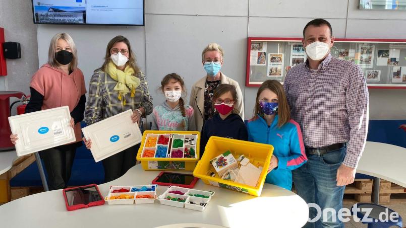 Einmal mehr spendabel zeigt sich der Förderverein der Grund- und Mittelschule Schnaittenbach (Erwachsene, von links): Studienrätin Silke Saller, Schatzmeisterin Caroline Wagner, Rektorin Michaela Bergmann, Zweiter Bürgermeister und Schriftführer Uwe Bergmann; Kinder (von links): Luise Casper, Pia Gräßmann und Kimberly Anderson. Bild: u