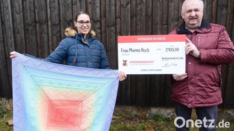 Marina Hoch spendete der Kinderkrebshilfe Oberpfalz, Region Nord, mit ihrem Vorsitzenden Herbert Putzer 2100 Euro. Die Einnahmen stammen aus "Kandelas Handarbeitsbox". Bild: bey