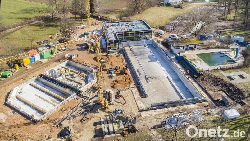 Die Sanierung und der Umbau des Sulzbach-Rosenberger Waldbades schreitet voran – dennoch werden die „Wasserratten“ noch bis etwa Ende Mai auf eine Öffnung warten müssen. Im Stadtrat stimmte nach kontroverser Diskussion eine komfortable Mehrheit für die Anschaffung von zwei weiteren Rutschen. Bild: Thilo Hierstetter