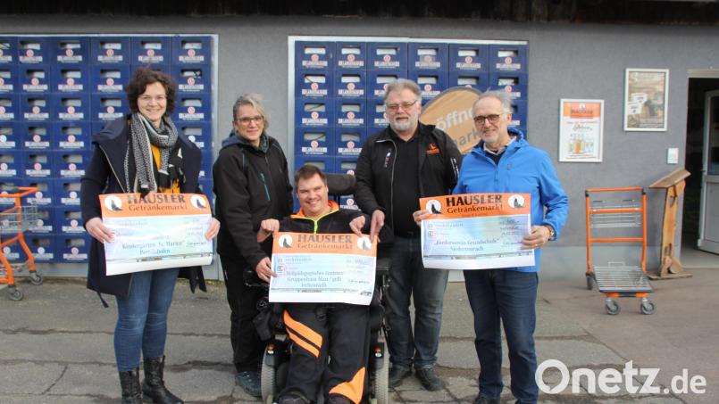 Die Vertreter der bedachten Einrichtungen (vorne von links) Christine Hoch (Kindergarten St. Marien Pertolzhofen), Josef Grundler (Heilpädagogisches Zentrum Irchenrieth) und Josef Salomon (Förderverein Grundschule Niedermurach) bedankten sich bei Sonja und Konrad Schlagenhaufer (Bildmitte) und ihren Kunden für die Spende von insgesamt 1800 Euro. Bild: frd