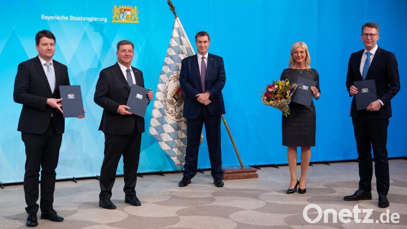 Der Chef und die neuen: Sandro Kirchner (von links), neuer Staatssekretär im bayerischen Innenministerium, Christian Bernreiter (CSU), neuer Bau- und Verkehrsminister von Bayern, Markus Söder, Ministerpräsident von Bayern, Ulrike Scharf (CSU), neue Familienministerin in Bayern, und Markus Blume, neuer Wissenschaftsminister von Bayern. Bild: Sven Hoppe