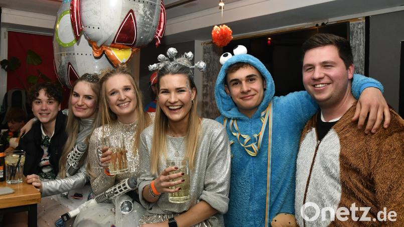 Wenn das Krümelmonster einen Bären umarmt und drei Space-Girls nach den Sternen greifen, dann ist Weiberfasching im Wild Vaitl in Amberg. Ein bisschen zumindest. Bild: Petra Hartl