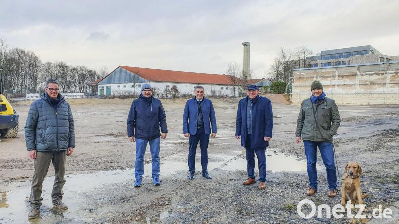 Noch ist der freigeräumte Platz, auf dem einst der Milchhof stand, zu matschig zum Parken. Sobald es trocken ist, wird er hergerichtet, um Raum zu schaffen für fast 140 Fahrzeuge. Im Bild von links Projektleiter Alexander Rieß, der Leiter des Bauamts im Landratsamt, Stefan Prell, Landrat Peter Berek, Oberbürgermeister Oliver Weigel und der Marktredwitzer Bauamtschef Stefan Büttner. Bild: Biczysko/fph