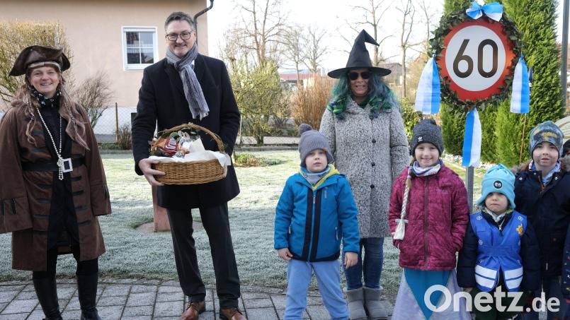 Zum runden Geburtstag von Hans Prechtl gratulierten auch die Mädchen und Buben des Stullner Kindergartens. Bild: Hirsch