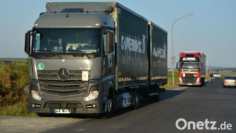 Verbotswidrig am Bankett entlang der Carl-Zeiss-Straße parkende Lastwagen waren in den vergangenen Jahren immer wieder Gegenstand von Diskussionen in Mitterteicher Gremien. Archivbild: jr