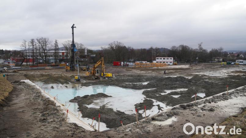 Die Arbeiten für den Neubau der Realschule in Kemnath laufen seit Mitte Oktober. Bis 2025 plant der Landkreis dafür mit Ausgaben von über 63 Millionen Euro. Bild: kaz