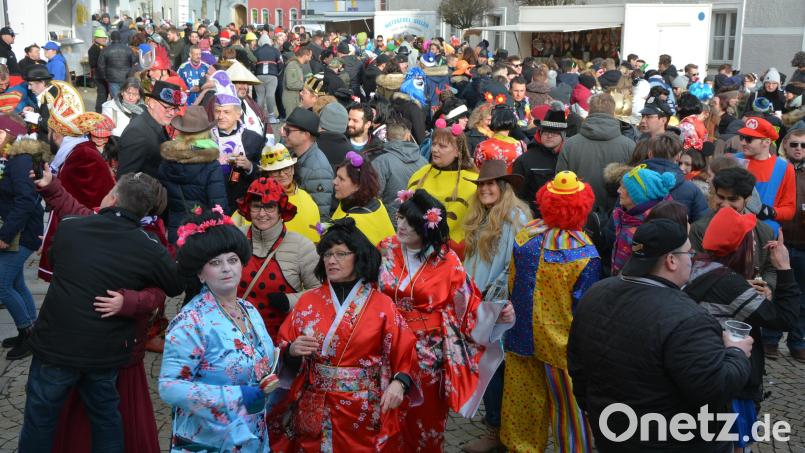 Wann auf dem Mitterteicher Marktplatz wieder mal eine Faschingsparty steigt – so wie hier auf dem Archivbild nach dem 13. Mitterteicher Gaudiwurm im Jahr 2020 – ist offen. Bei der Aktion am kommenden Samstag müssen die Veranstalter darauf achten, dass das Hygienekonzept eingehalten wird. Dazu zählen Abstandhalten und das Tragen von Schutzmasken. Archivbild: jr