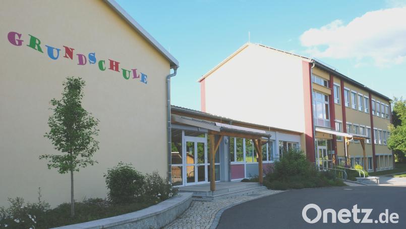 Die Grundschule Oberbibrach behält ihren Namen bei. Bürgermeister Hans Hübner wird mit einer Gedenktafel an der Schule gewürdigt. Bild: do