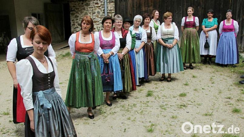 Diese Werke sind gelungen: Das Volksbildungswerk bietet in seinem Programm auch einen Trachtennähkurs an. Archivbild: ral