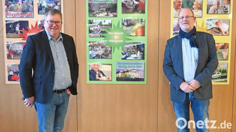 Der neue Leiter der Senioreneinrichtungen der Bürgerspitalstiftung Uwe Pihsowotzki (rechts) und Oberbürgermeister Michael Cerny. Bild: Susanne Schwab, Stadt Amberg/exb