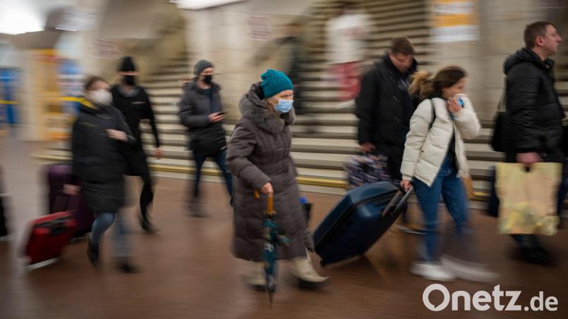 Diese Einwohner Kiews verlassen ihre Heimatstadt, um vor dem nahenden Krieg zu flüchten. Russische Truppen rücken in der Ukraine vor. Bild: Emilio Morenatti