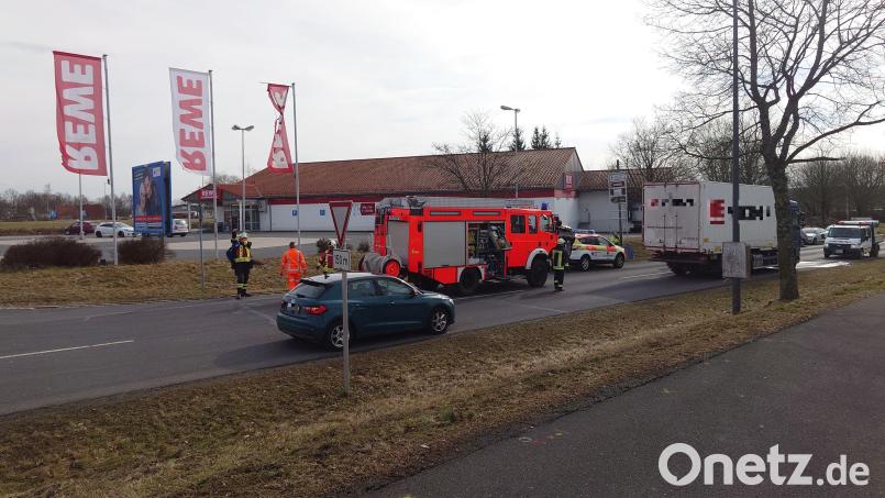 In der Egerstraße in Wiesau kam es am Donnerstag zu einem Unfall. Die Feuerwehr regelte den Verkehr. Bild: lue