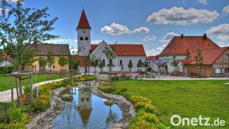 Den Ursensollener Dorfplatz quert ein Bach. Die als Befestigung des Fließgewässers dienenden Kieselsteine rutschen aber ab, was eine Nachbesserung nötig macht. Archivbild: Franz Mädler/exb