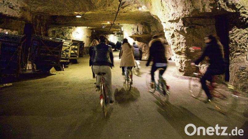 Mit dem Fahrrad durch den Weinkeller: Das geht – im Schaumweinhaus Bouvet Ladubay. Bild: Sophie Boursier/Bouvet Ladubay/dpa