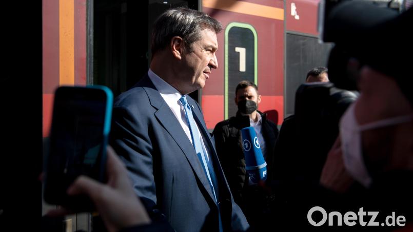 Markus Söder (CSU), Ministerpräsident von Bayern, gibt nach der Ankunft am Hauptbahnhof ein Pressestatement. Bild: Sven Hoppe