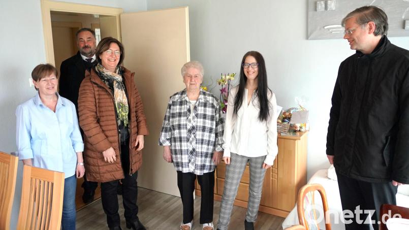 Therese Grädler (Dritte von rechts) feiert ihren 80. Geburtstag. Bild: fvo
