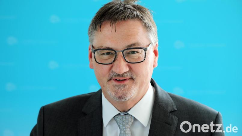 Was die Coronalage im Landkreis betrifft, macht Hans Prechtl so schnell keiner was vor. Dieses im Landratsamt aufgenommene Foto des ehemaligen NT-Fotografen Gerhard Götz wählte er für eine Einladung zu einer Geburtstagsfeier im Familienkreis, die Hans Prechtl nun aber wegen der hohen Inzidenz abgesagt hat. Archivbild: Gerhard Götz