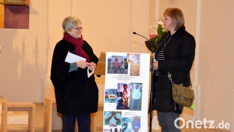 Elisabeth Koller (rechts) überreichte im Namen der Pfarrei 500 Euro an Dr. Annemarie Schraml aus Waldsassen für ihre Tätigkeit im afrikanischen Tansania. Bild: fjo