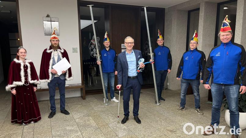 Zwei Stützen als Stabilisierungshilfe hat Bürgermeister Bernd Sommer von Mitgliedern des Schlüsselclubs und dem Prinzenpaar bekommen. Bild: Schlüsselclub Münchenreuth/exb