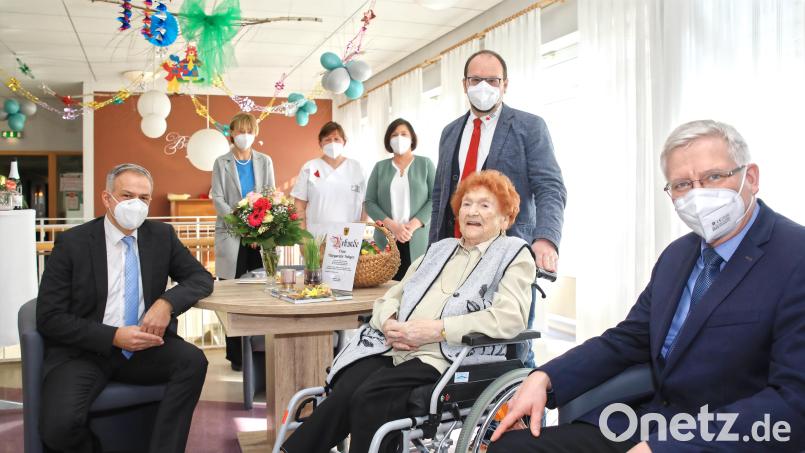 Im BRK-Seniorenwohn- und Pflegeheim feierte Margarete Tröger (Zweite von rechts) ihren 100. Geburtstag. Mit auf dem Bild Landrat Roland Grillmeier (links) sowie Bürgermeister Johannes Reger (von rechts), die Heimleiter Andreas Wöhrl und Beata Pocheć und Mitarbeiterinnen des Hauses. Bild: njn
