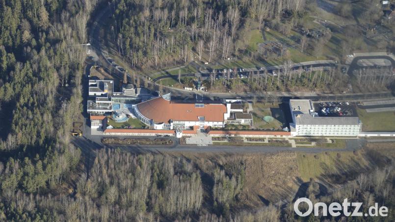 1996 wurde das Kurmittelhaus Sibyllenbad (Bild) eröffnet. Davor war der Betrieb seit 1989 im Badehaus Maiersreuth untergebracht. Schon seit 1980 gibt es den Zweckverband Sibyllenbad, der sich um die Finanzierung der Einrichtung kümmert. Luftbild: mür