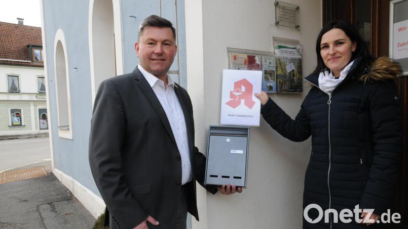 Im Eingangsbereich des Rathauses Pleystein ist künftig eine Rezeptsammelstelle zu finden. Bürgermeister Rainer Rewitzer und Apothekerin Julia Gatz finden diesen Standort ideal. Bild: bey