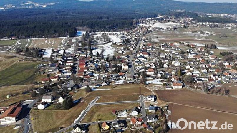 Im Baugebiet &quot;Brunnäcker&quot; (kleines Baugebiet vorne) geht es zügig voran. In der vergangenen Sitzung sprachen die Gemeinderäte über eine Änderung des Bebauungsplanes. Luftbild: Joshua Riedl/exb