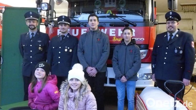 Die Feuerwehr Fuchsmühl blickt mutig in die Zukunft: Im Bild (stehend von links) Vorsitzender Sebastian Käs, Zweiter Kommandant Sebastian Pinzer, Christian Pinzer, Florian Pinzer, Jugendleiter Roland Oppl; vorne Clarissa Käs und Helena Grillmeier, Mitglieder der Kinderfeuerwehr &quot;Feuerfüchse&quot;. Bild: Feuerwehr Fuchsmühl/exb