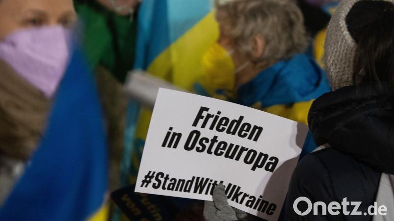 Auch mehrere Gruppierungen in Weiden treten für "Frieden in Europa" ein. Das Bündnis veranstaltet am Samstag eine Kundgebung. Symbolbild: Boris Roessler/dpa
