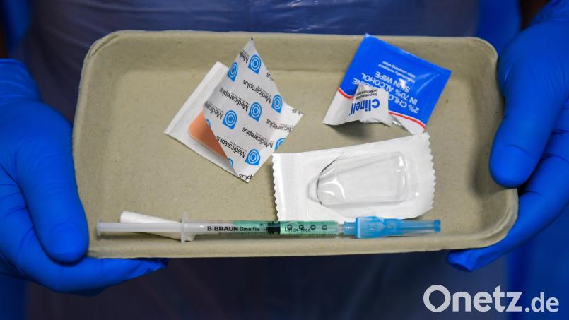 Eine Spritze mit dem Impfstoff Novavax liegt in einer Pappschale. Ab dem 3. März soll dieser auch in Amberg und Amberg-Sulzbach erhältlich sein. Symbolbild: Kirsty O'connor/dpa