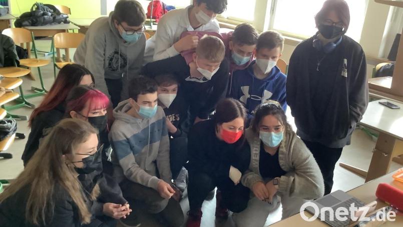 Die Französisch-Schüler der Klasse 9b des Erasmus-Gymnasiums vor dem Laptop beim digitalen Austausch mit der Partnerschule Collège Clos Chassaing in Périgueux. Bild: ero