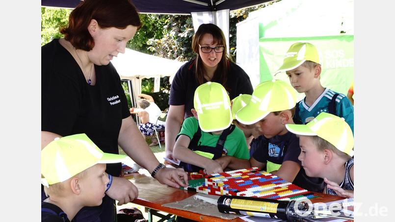 Ein kleiner Beitrag zur Inklusion: Rampen aus Legosteinen für Rollstuhlfahrer basteln war beim Familientag in Kemnath 2019 angesagt. Christina Ponader (links), Projektleiterin im Netzwerk Inklusion, lud die kleinen Besucher zum Mitmachen ein. Archivbild: bkr