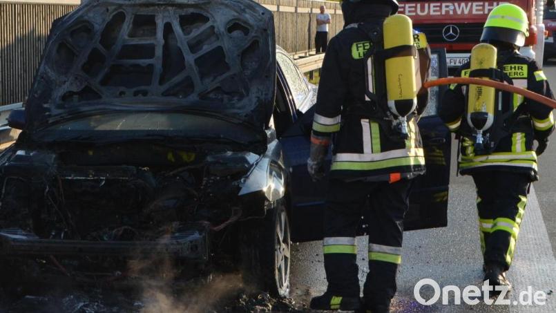 Die Feuerwehr löschte den Autobrand. Symbolbild: dob