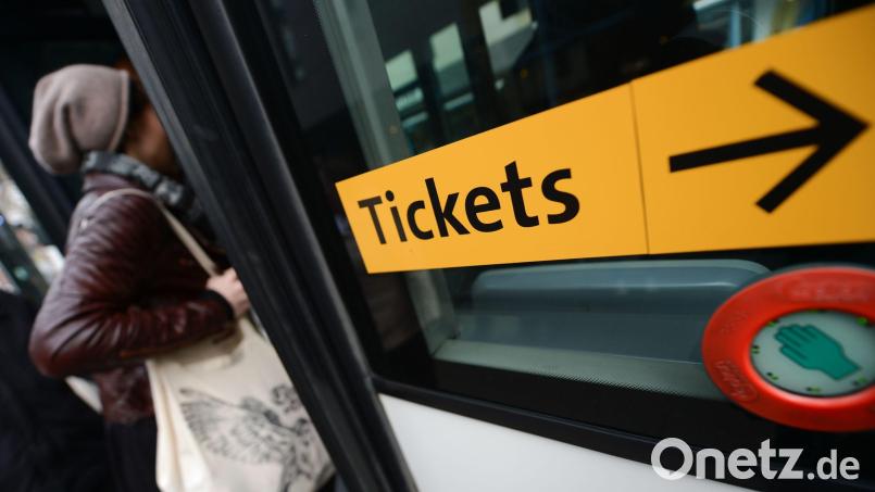 Kein Ticket im Zug? Die Strafen für Schwarzfahren sollen überprüft werden. Am Amtsgericht Amberg wurde der Fall eines Schwarzfahrers verhandelt. Bild: Arne Dedert /dpa