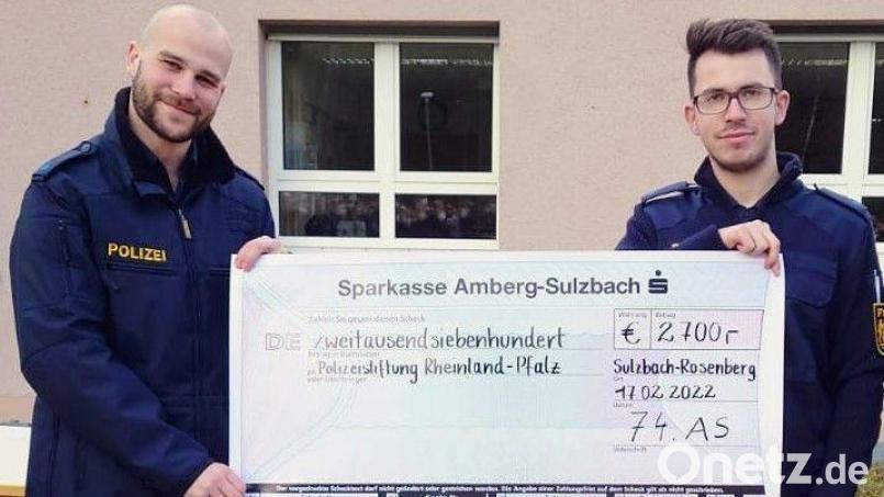 Polizeioberwachtmeister Hannes Starke (links) und Polizeioberwachtmeister Felix Dobler samt dem Spendenscheck. Bild: Polizeihauptmeister Hoffmann/exb