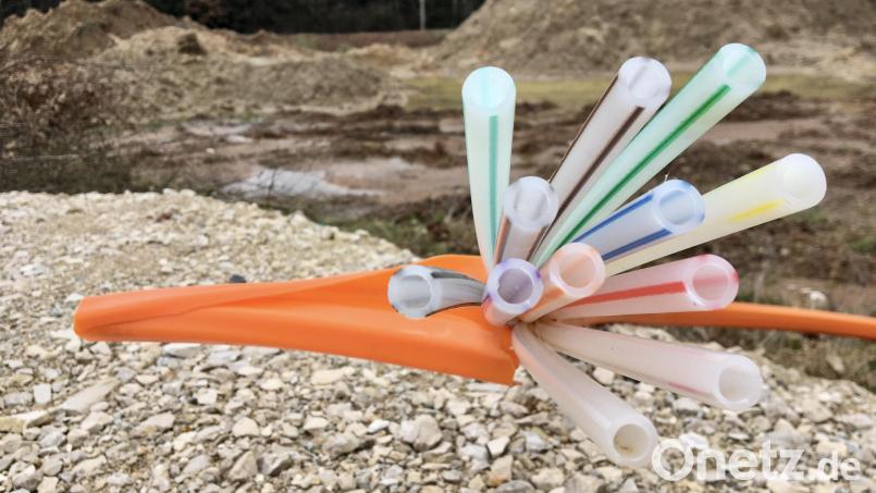 Sie bringen das schnelle Internet ins Haus: Vielerorts werden gerade solche Leitungen - auch Speedpipes genannt - für Glasfaserkabel verlegt. Bild: upl